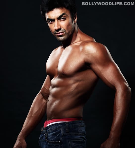Ashish Chowdhry gets all steamy and sizzling with those bronzed abs and rippling biceps. And to think he lost it all to play a woman in <i>Double Dhamaal</i>. Tch tch.