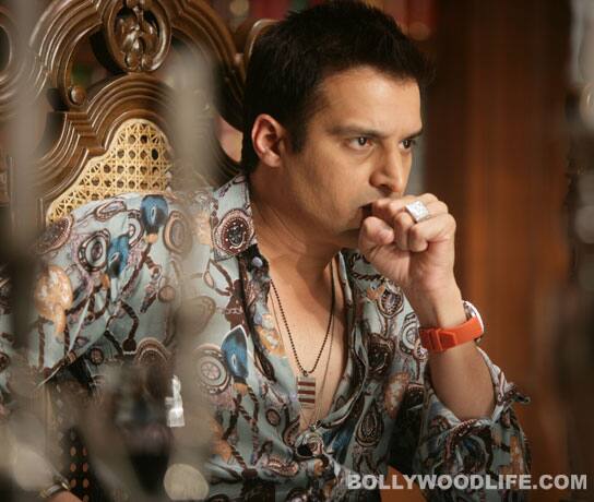 When Neil (Abhishek Bachchan), Ramsay (Boman Irani), Vikram (Jimmy Sheirgill) and Tisha (Shahana Goswami) meet on a remote island, it is just the start of a tale of love, betrayal and murder.