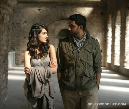 When Neil (Abhishek Bachchan), Ramsay (Boman Irani), Vikram (Jimmy Sheirgill) and Tisha (Shahana Goswami) meet on a remote island, it is just the start of a tale of love, betrayal and murder.