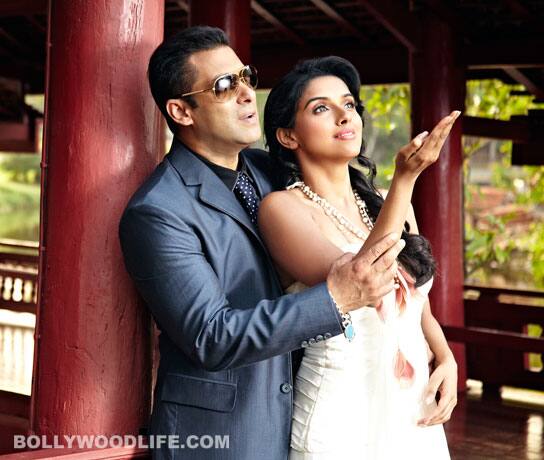 Anees Bazmee's <i>Ready</i> is about a happy-go-lucky man Prem who helps lovers in distress. Once he mistakenly helps a girl Sanjana escape from marriage and later falls for her. The film revolves around how he unites the families of the girl and himself.