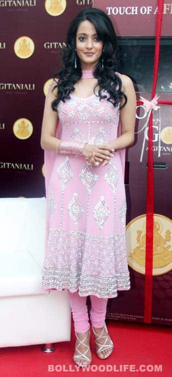 Raima Sen inaugurates the gold and diamond ATM machine by the Gitanjali group.