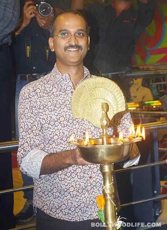 Rohan Sippy, director of <i>Dum Maaro Dum</i> takes his turn lighting the lamp