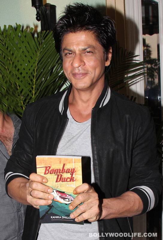 SRK holds up a copy of the book, <i>Bombay Duck</i>