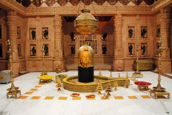 Shiv ling: The installation inside the Somnath temple