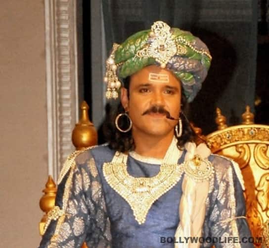 How does Yash Tonk keep them on? How does Yash Tonk keep them on?
