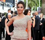 Aishwarya Rai is pregnant: @SrBachchan breaks the news