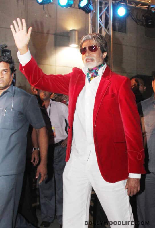 Amitabh waves to his fans 