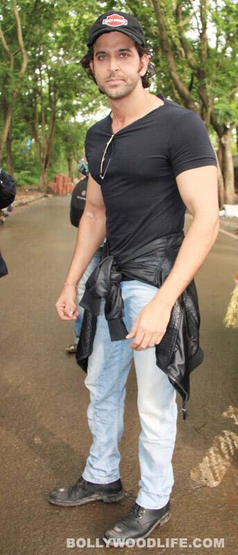 Hrithik poses for the waiting cameras