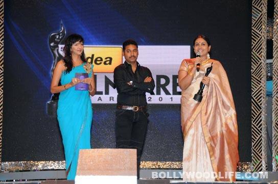 58th Filmfare Awards 2011 (South) pics National Award-winning actress Saranya Ponvannan won the best supporting actress award for her Tamil film ‘Thenmerku Paruvakaatru’. The gorgeous Lakshmi Manchu presented the statuette to Saranya.