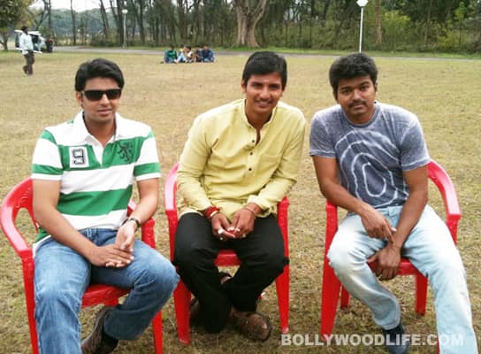 Vijay, Jiiva, Srikanth mobbed on ‘Nanban’ sets Vijay, Jiiva, Srikanth mobbed on ‘Nanban’ sets