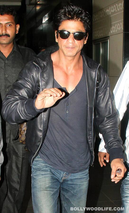 SRK makes a grand entry...