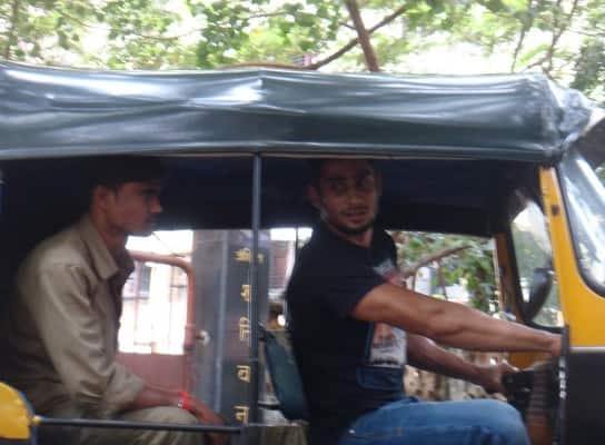 Prateik turns auto driver! Prateik turns auto driver!