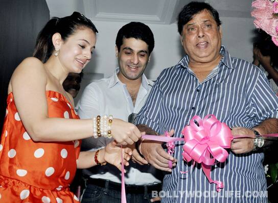 David Dhawan cuts the ribbon 