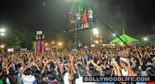 Ranbir Kapoor & Nargis Fakhri enter the venue in a hydraulic crane 