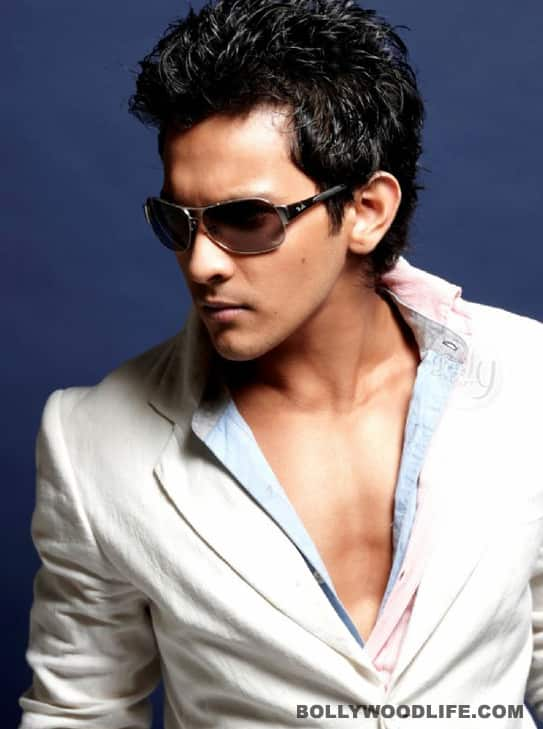 <b>Aditya Narayan</b> quotes 5 lakhs to meet a fan! - aaditya-narayan-151211