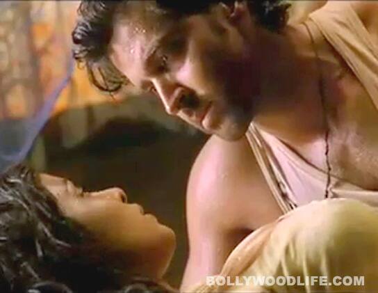AGNEEPATH ‘O Saiyyan’ song: Hrithik Roshan and Priyanka Chopra’s romance is intense AGNEEPATH ‘O Saiyyan’ song: Hrithik Roshan and Priyanka Chopra’s romance is intense