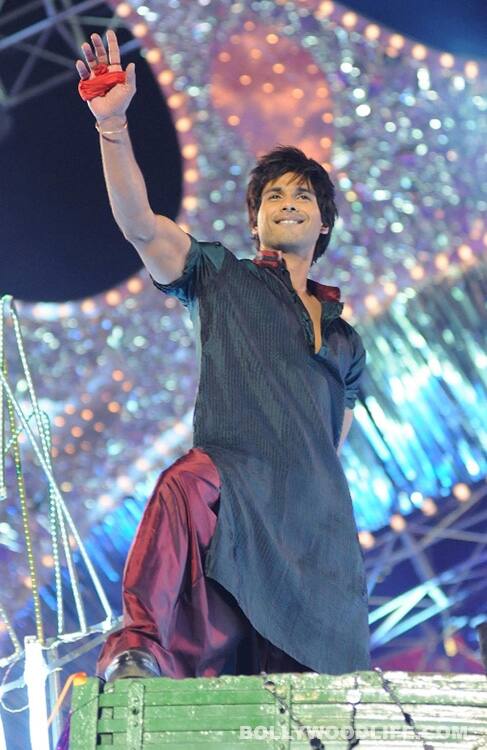 Shahid Kapoor on the top of a truck 