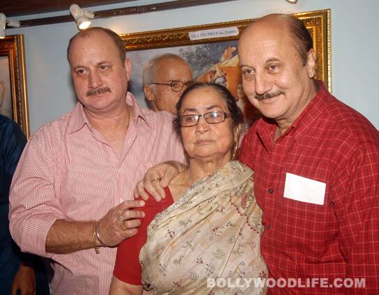 Raju and Anupam Kher along with their mother 