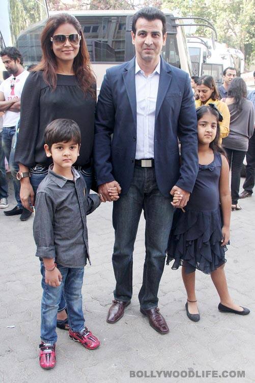 Ronit Roy along with his family 