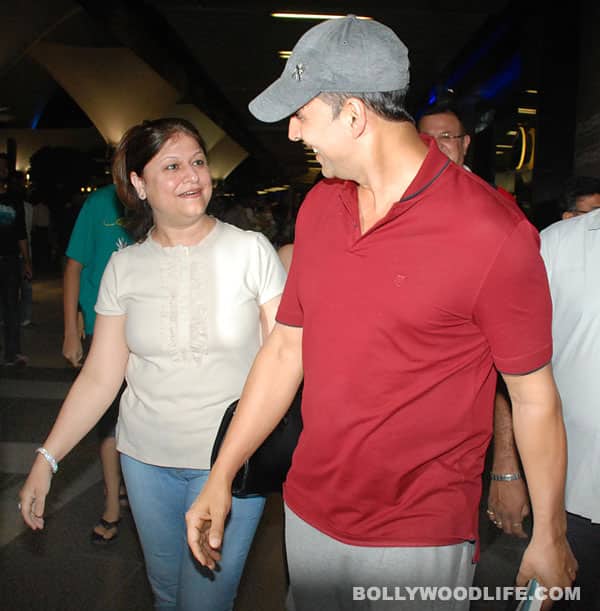 Akshay Kumar returns from Housefull 2 premiere in Singapore