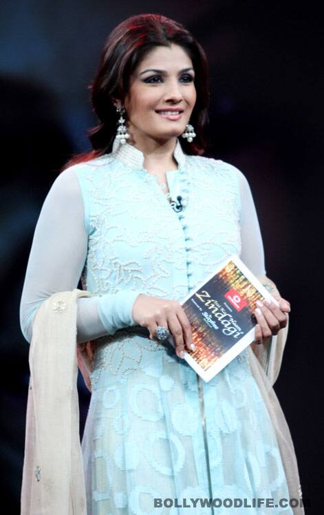 Sushmita Sen on the sets of Raveena Tandon's 'Issi Ka Naam Zindagi'