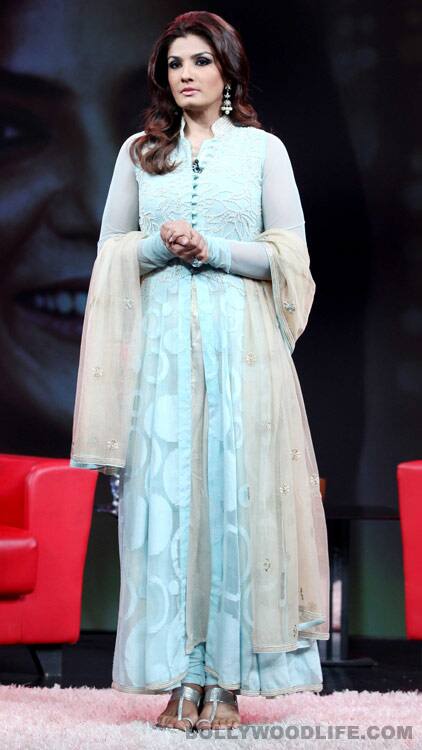 Sushmita Sen on the sets of Raveena Tandon's 'Issi Ka Naam Zindagi'