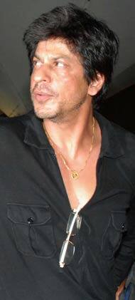 SRK returns home after celebrating KKR's victory