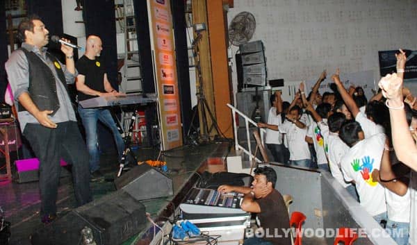 Ehsaan and Loy perform 