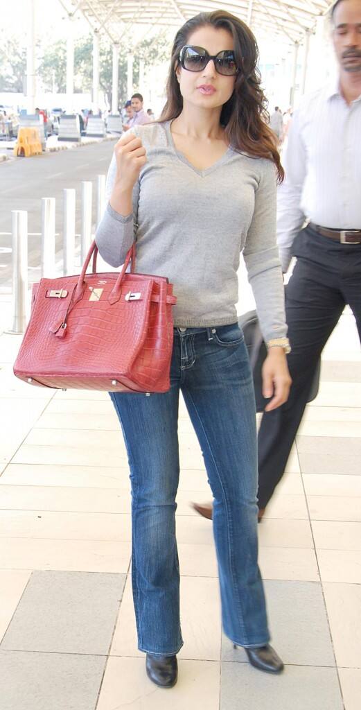 Ameesha Patel pays up duty fine at Mumbai airport Ameesha Patel pays up duty fine at Mumbai airport