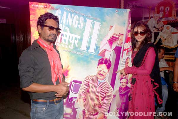 Nawazuddin Siddiqui and Huma Qureshi watch 'DDLJ' at Maratha Mandir
