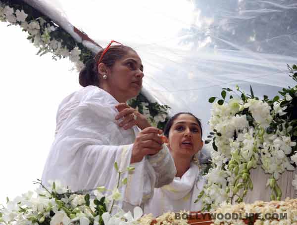 Rajesh Khanna funeral pictures: Akshay Kumar, Dimple Kapadia, Amitabh and Abhishek Bachchan and Karan Johar pay homage