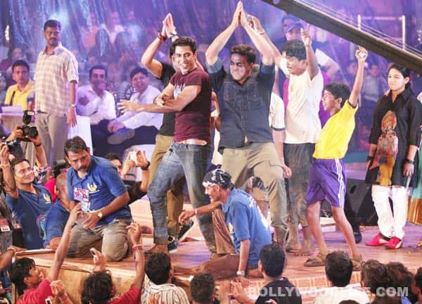 Akshay breaks into an impromptu dance