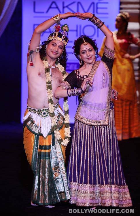 Hema Malini does a raasleela during Neeta Lulla's show at Lakme Fashion Week - Day 5