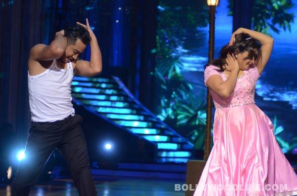 Rashmi Desai performs on Hum Aapke Hai Kaun song!