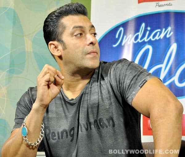 Salman Khan promotes Ek Tha Tiger on the sets of Indian Idol