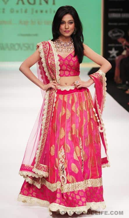 Amrita Rao walks for Agni Jewels