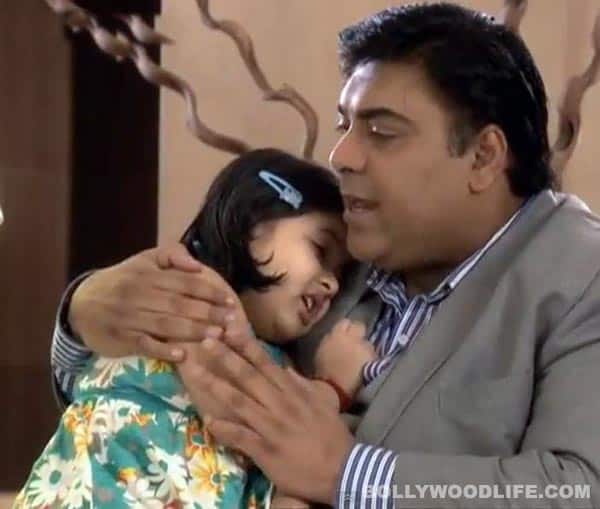 Read Article ▶ Bade Acche Lagte Hain: Ram Kapoor or Priya Kapoor – whose side are you on - Pihu-Crying-With-Ram-Kapoor121003220313