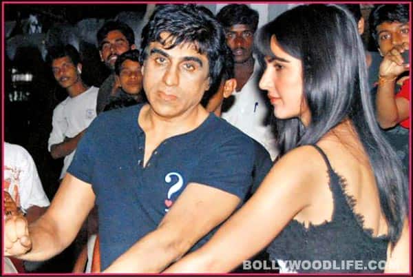 Cineyug MD Karim Morani caught at airport with fake watches!
