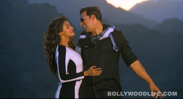 Khiladi 786 Akshay Kumar takes Asin on a long drive