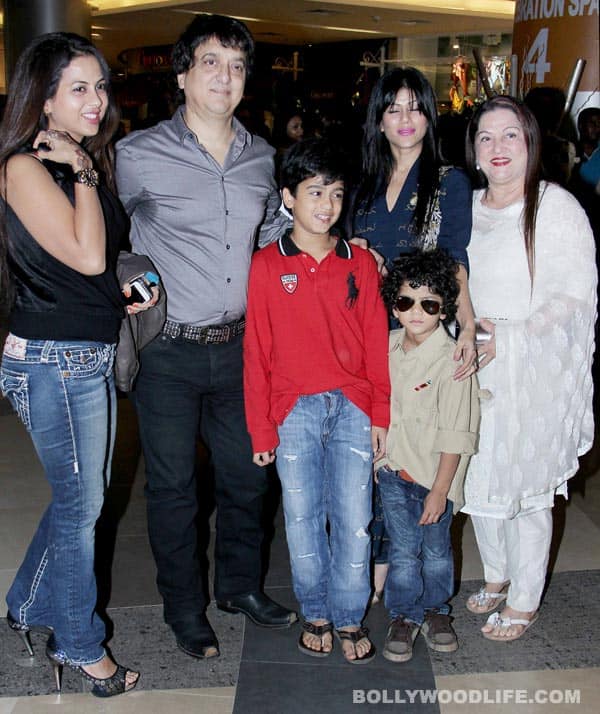 Gallery: Dabangg 2 premiere: Salman Khan, Aamir Khan and Sonakshi Sinha spotted on the red carpet Sajid Nadiadwala and family