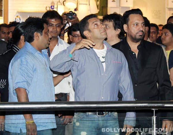 Gallery: Dabangg 2 premiere: Salman Khan, Aamir Khan and Sonakshi Sinha spotted on the red carpet Salman Khan with bodyguard Shera