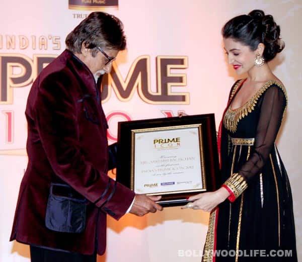 Gallery: Priyanka Chopra and Anushka Sharma present Amitabh Bachchan with India's Prime Icon 2012 award Amitabh Bachchan and Anushka Sharma