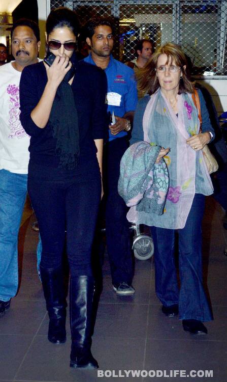 Katrina kaif with mother040113
