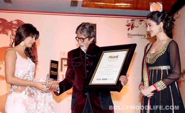 Priyanka Chopra & Anushka Sharma present Amitabh Bachchan with India's Prime Icon 2012 award