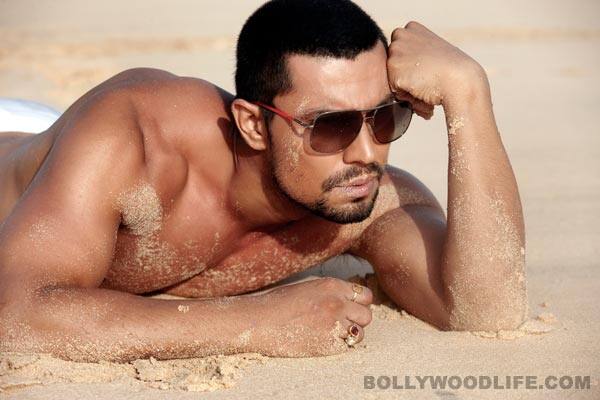 Gallery: Murder 3 stills: Randeep Hooda, Sara Loren and Aditi Rao Hydari are a sizzling hot threesome!