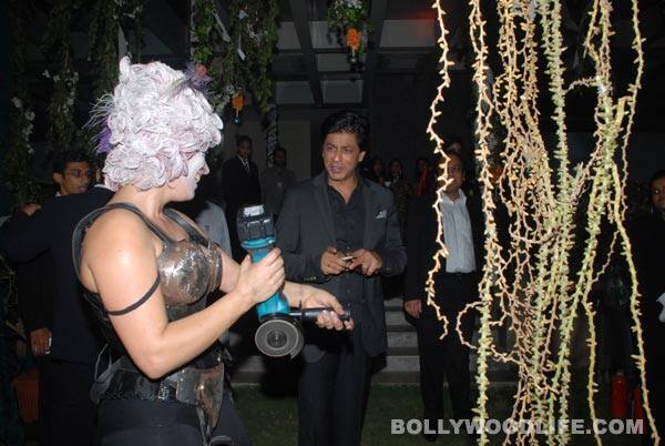 Shahrukh Khan with a performer