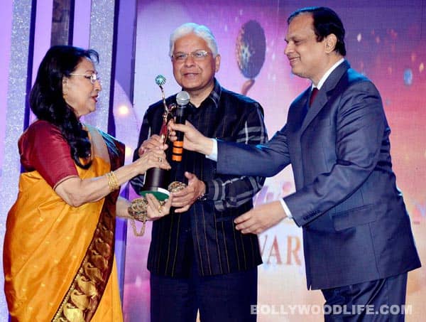 Gallery: Gr8 Women’s Achievers Awards 2013: Farah Khan, Asin, Prachi Desai attend the do – View pics Mala Sinha receives an award