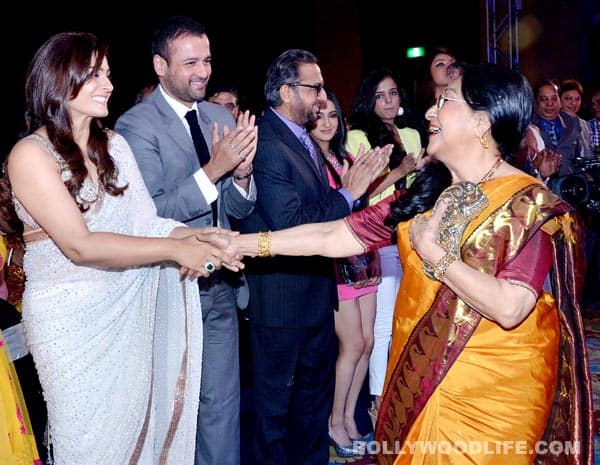 Gallery: Gr8 Women’s Achievers Awards 2013: Farah Khan, Asin, Prachi Desai attend the do – View pics Raveena Tandon, Rohit Roy and Sulochana