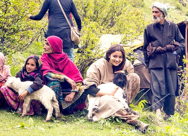 Highway stills: Alia Bhatt spotted in a cute Kashmiri avatar