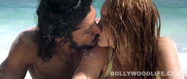 Bhaag Milkha Bhaag song Zinda: Farhan Akhtar has a fling with a brunette! Bhaag Milkha Bhaag song Zinda: Farhan Akhtar has a fling with a brunette!
